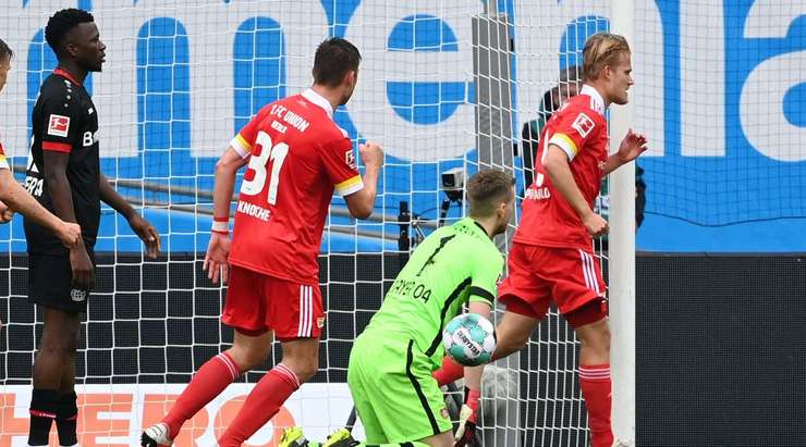 Vào! Joel Pohjanpalo (Union Berlin) sút bóng bật ra vào nóc lưới sau khi bóng đến chỗ anh ấy trong vòng cấm. Tỉ số là 1:1.