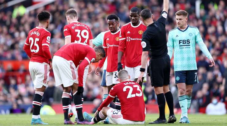 Luke Shaw (Manchester United) đang nằm sân trong đau đớn và anh cần sự chăm sóc y tế. Chúng ta vẫn chưa thể xác định được mức độ nghiêm trọng của chấn thương vừa rồi.