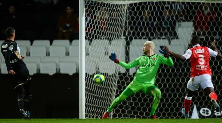 Vào! Rachid Alioui (Angers) sút bóng bật ra vào góc trái phía dưới sau khi bóng đến chỗ anh ấy trong vòng cấm. Tỉ số là 1:0.