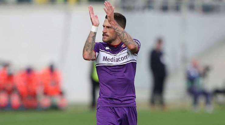 Vào! Cristiano Biraghi (Fiorentina) giành chiến thắng trên chấm phạt đền bằng một cú sút không thể cản phá, vượt qua tầm với của thủ môn Alessio Cragno vào góc thấp bên phải.