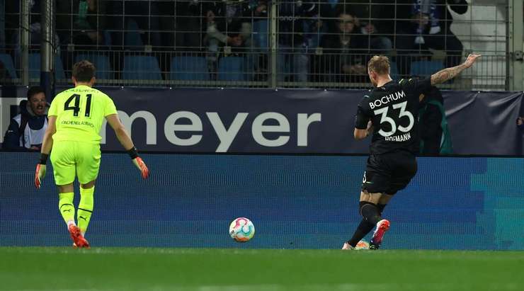 Vào! Một sai lầm từ hàng phòng ngự đã biếu không một cơ hội cho Philipp Hofmann (Bochum). Cầu thủ này đã rất bình tĩnh và dễ dàng đệm bóng vào lưới từ cự li gần. 2:0.