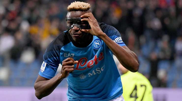 Vào! Victor Osimhen (Napoli) khống chế đẹp mắt một đường chuyền hơi mạnh của Amir Rrahmani ở một vị trí bên trong vòng cấm. Anh chạy cắt mặt một hậu vệ đối phương và ghi bàn bằng một cú sút vào góc thấp bên phải khung thành. Tỉ số là 0:2.