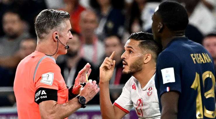 Wajdi Kechrida (Tunisia) bị phạt thẻ sau khi làm ngã đối phương. Trọng tài Matthew Conger đã có một quyết định dễ dàng.