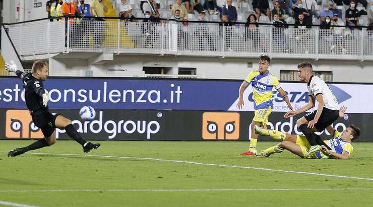 Vào! Federico Chiesa (Juventus) sút bóng bật ra vào chính giữa khung thành sau khi bóng đến chỗ anh ấy trong vòng cấm. Tỉ số là 2:2.