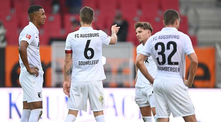 Felix Brych liếc nhìn đồng hồ và rất nhanh thổi còi kết thúc trận đấu.