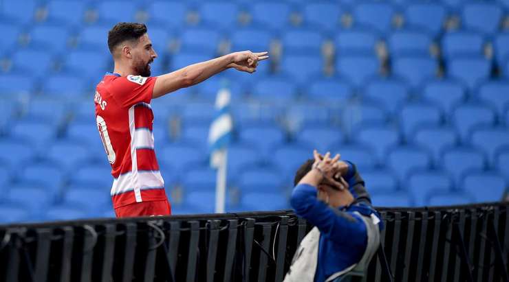 Đã có bàn thắng! Antonio Puertas (Granada CF) dũng cảm tung người đánh đầu cận thành sau đường căng ngang của Domingos Duarte và anh không để cho thủ môn Miguel Angel Moya bất kỳ cơ hội cản phá nào. Bóng bay như một viên đạn vào góc cao bên trái khung thành. Tỉ số là 0:1.