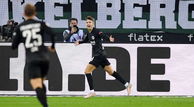 Một nỗ lực cá nhân đáng kinh ngạc của Jesper Lindstrom (Eintracht Frankfurt) kết thúc với một cú sút từ trong vòng cấm. Cầu thủ này đưa bóng đi chìm vào ngay giữa và thay đổi tỉ số thành 0:1. Thủ môn Tobias Sippel đã không thể làm được gì.