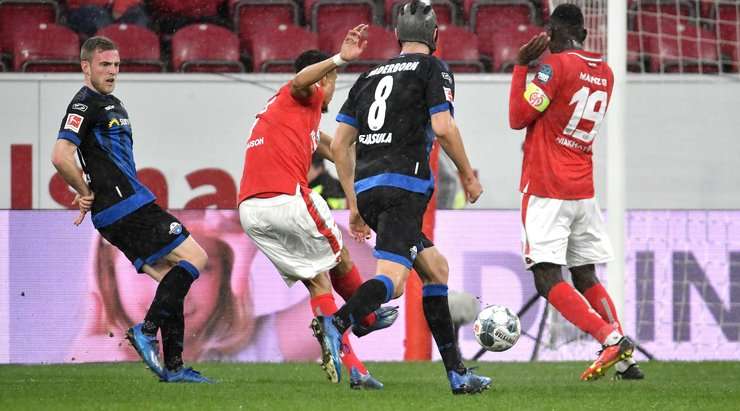 Vào! Leandro Barreiro Martins dọn cỗ cho Robin Quaison (Mainz) tại rìa vòng cấm người sút bóng vào góc trái phía dưới. 1:0.