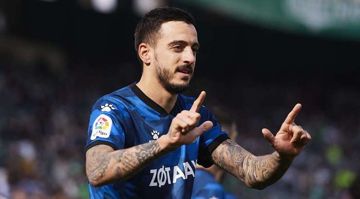 Bàn thắng quá tuyệt vời! Joselu (Alaves) đón một quả tạt hoàn hảo tới từng centimét ở bên trong vòng cấm và tung một cú sút không thể cản phá vào chính giữa khung thành, trong sự bất lực của thủ môn.
