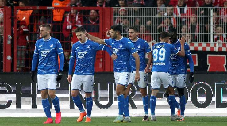Vào! Robert Skov dọn cỗ cho Ihlas Bebou (Hoffenheim) tại rìa vòng cấm người sút bóng vào bên phải khung thành. 0:1.