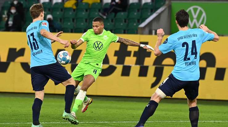 Vào! Aster Vranckx (Wolfsburg) sút bóng bật ra vào chính giữa khung thành sau khi bóng đến chỗ anh ấy trong vòng cấm. Tỉ số là 2:1.