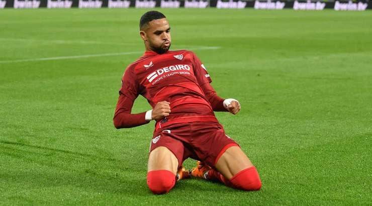 Lucas Ocampos thực hiện một đường chuyền chuẩn xác cho Youssef En Nesyri (Sevilla) ở bên trong vòng cấm, và cầu thủ này rất nhanh sút bóng vào ngay giữa khung thành, khiến thủ môn không kịp trở tay. Tỉ số được nâng lên 0:1!