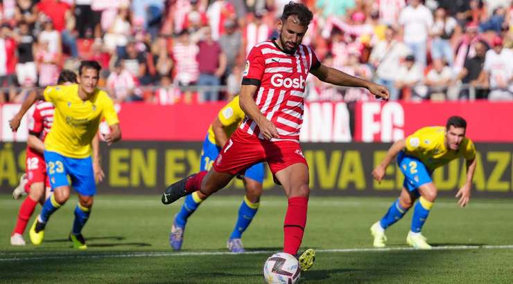 Vào! Cristhian Stuani (Girona) sút bóng vào góc thấp bên phải khung thành, vượt qua tầm với của Jeremias Ledesma dù thủ môn đã đổ người hết cỡ.
