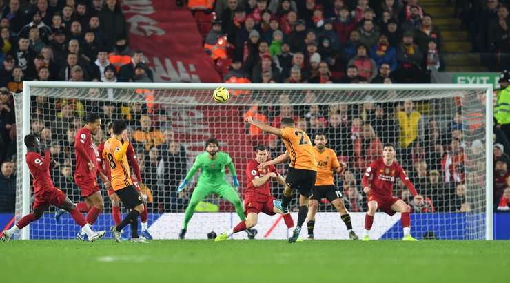 Joao Moutinho chuyền cho Romain Saiss (Wolves), nhưng anh ấy tung cú sút hỏng từ rìa vòng cấm. Nó đi vọt xà khá xa.