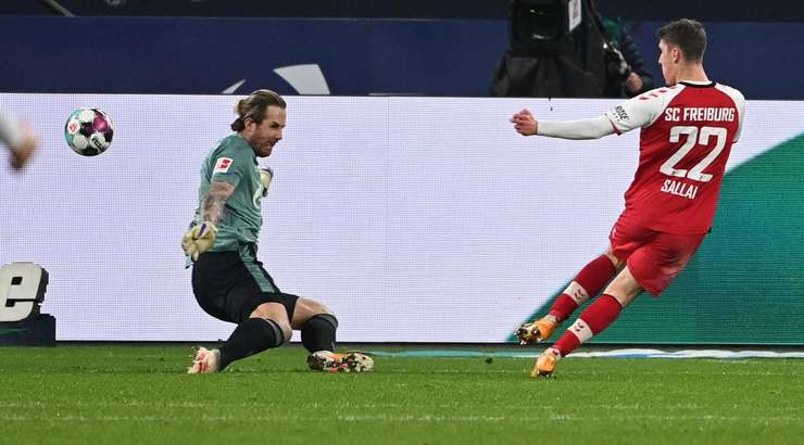 Roland Sallai (Freiburg) nhận một đường chuyền hoàn hảo và tận dụng thành công cơ hội của mình với một cú bấm bóng tinh tế qua đầu thủ môn.