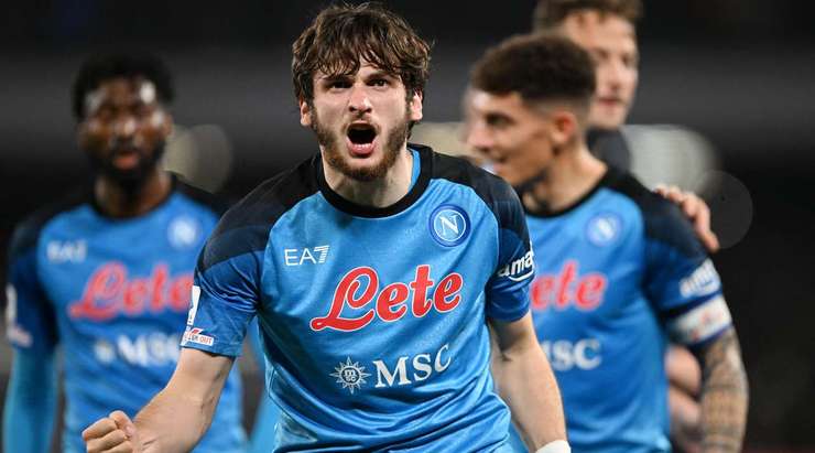 Khvicha Kvaratskhelia (Napoli) có một pha đi bóng độc diễn đẹp mắt trước khi dứt điểm từ trong vòng cấm, đánh bại thủ môn Juan Musso với một cú sút vào góc cao bên trái. Tỉ số đã được nâng lên: 1:0.