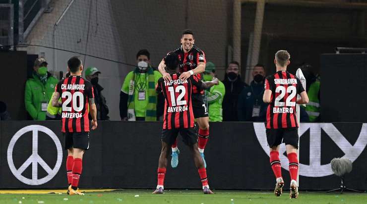 Vào! Paulinho (Bayer Leverkusen) len lỏi qua các cầu thủ đối phương trước khi tung một cú sút tuyệt diệu từ rìa vòng cấm vào góc thấp bên phải mành lưới. Thủ môn Pavao Pervan đã không có cơ hội nào để chạm vào quả bóng. Tỉ số là 0:1.