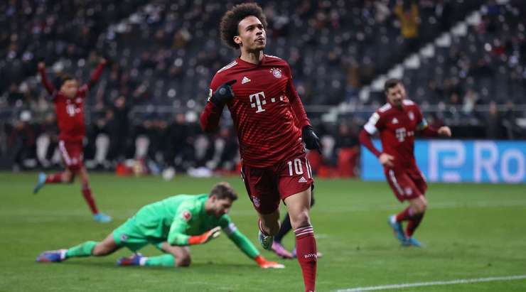 Vào - 0:1! Joshua Kimmich kiến tạo cho Leroy Sane (Bayern Munich) trong vòng cấm và anh ấy đưa bóng vào góc trái phía dưới và qua Kevin Trapp.