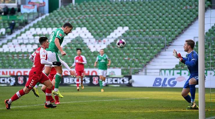 Milos Veljkovic (Werder Bremen) tìm thấy khoảng trống trong vòng cấm để đón một quả tạt và dứt điểm với một cú đánh đầu vào giữa khung thành, nhưng thủ môn đã phản xạ rất nhanh để từ chối nỗ lực của anh ấy.