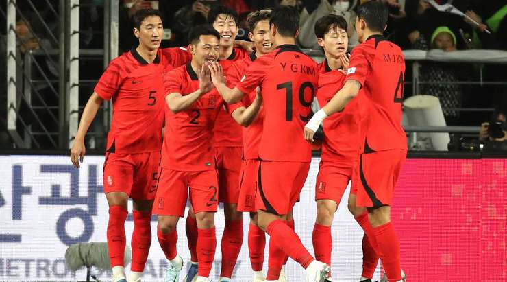 Heung-Min Son (Hàn Quốc) đón đường căng ngang từ một tình huống cố định, anh khống chế bóng gọn gàng và sút về phía góc trái, đưa bóng vào gọn trong lưới!