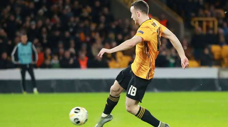 Vào! Diogo Jota (Wolves) là người nhanh nhất phản ứng với pha bóng bật ra và sút bóng vào lưới. Tỉ số là 2:0.