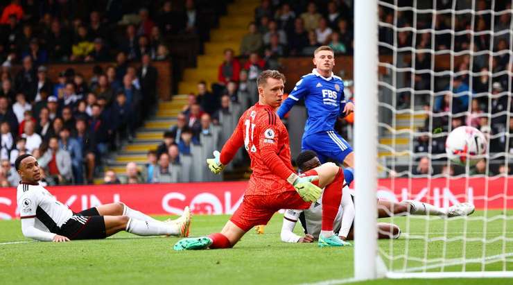 Vào! Harvey Barnes (Leicester) đón một đường chuyền tuyệt vời ở một vị trí rất thuận lợi trong vòng cấm và sút bóng đi trúng xà ngang vào lưới. Thủ môn đã không thể làm gì để ngăn chặn pha dứt điểm của anh ấy.