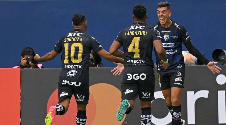 Một tuyệt phẩm ngay ngoài vòng cấm! Michael Hoyos (Independiente del Valle) sút bóng với một tốc độ và lực sút kinh hoàng vào góc thấp bên trái khung thành.
