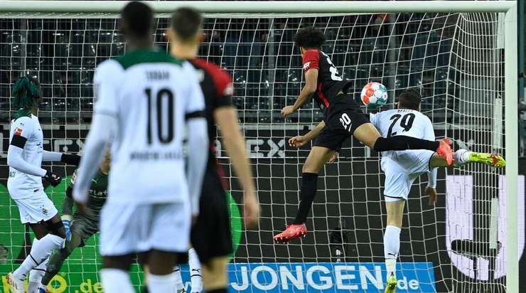 Kevin Schade (Freiburg) bật lên đón một quả tạt tuyệt đẹp và đánh đầu hiểm hóc vào góc thấp gần cột dọc bên phải.