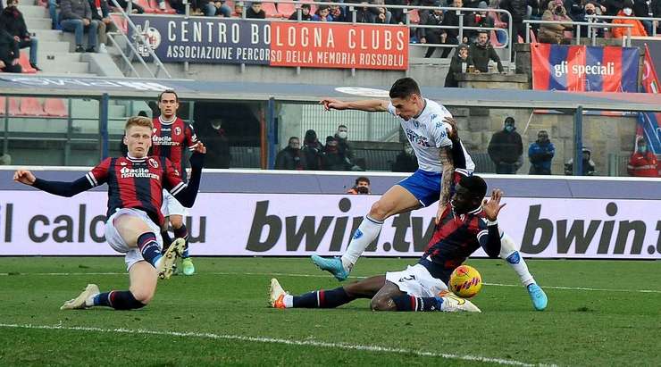 Andrea Pinamonti (Empoli) có một pha đi bóng độc diễn, nhưng một cầu thủ đối phương đã cướp được bóng trước khi anh ấy có cơ hội dứt điểm.