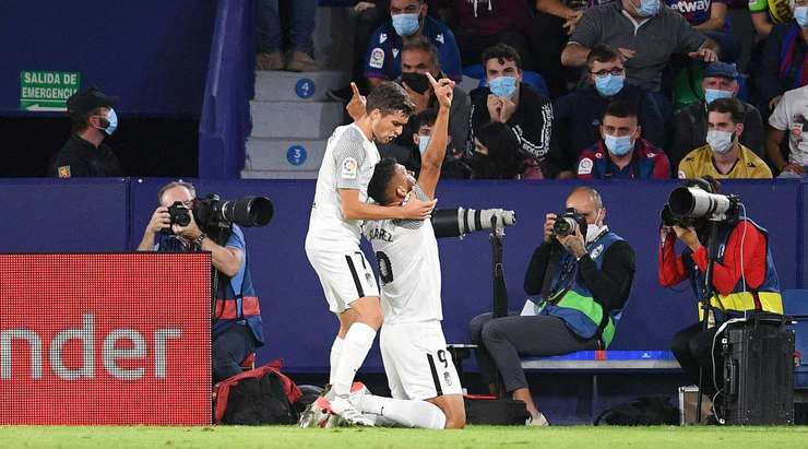 Vào! Một đường bóng bật ra đã sửa lưng tất cả mọi người, ngoại trừ Luis Suarez (Granada CF), anh chớp lấy thời cơ và sút bóng tung lưới khung thành bỏ trống. 0:2.