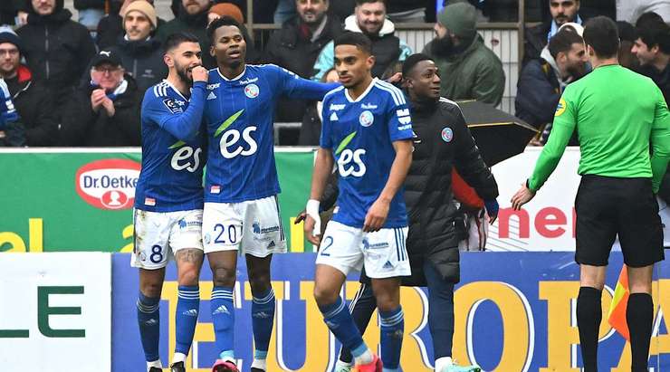 Habib Diallo (Strasbourg) đối mặt với thủ môn sau một nỗ lực rê bóng lắt léo. Anh giữ cái đầu lạnh băng và bình tĩnh sút tung lưới đối phương!