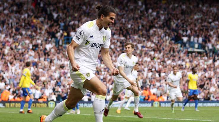 Vào rồi! Pascal Struijk (Leeds) bức tốc vào vòng cấm và chọn đúng điểm rơi sau đường căng ngang của Joe Gelhardt trước khi dứt điểm cận thành đẹp mắt vào góc thấp bên trái khung thành. Tỉ số là 1:1.