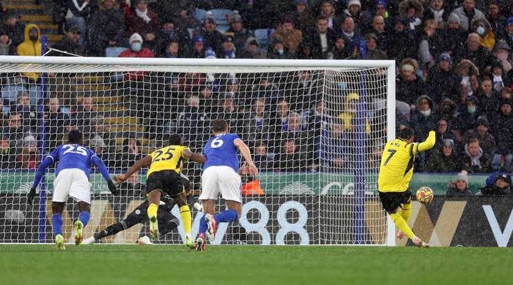 Vào! Kasper Schmeichel đã chạm được những đầu ngón tay vào bóng sau cú sút của Joshua King (Watford), nhưng chừng đó thôi không đủ ngăn trái bóng đi vào góc thấp bên phải khung thành.