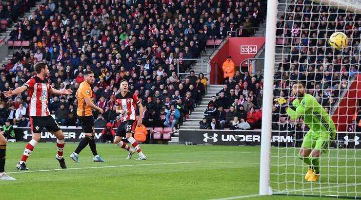 Jan Bednarek (Southampton) thực hiện một pha khống chế bóng tinh tế trong vòng cấm sau quả đá phạt, anh tạo cho mình khoảng trống và đánh bại thủ môn với một cú sút chuẩn xác vào góc cao bên phải.