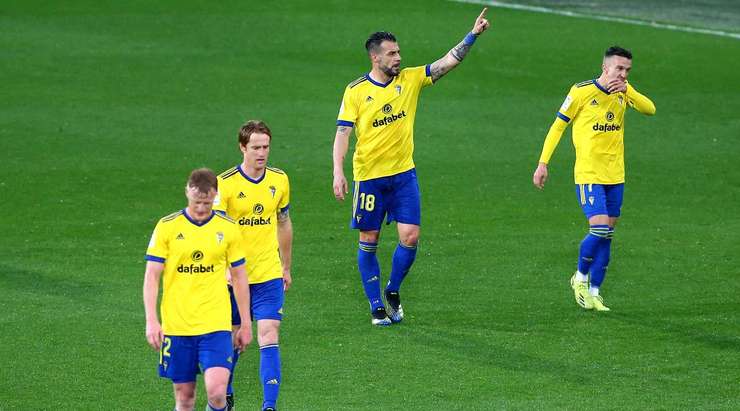 Alvaro Negredo (Cadiz) bật cao để đón quả tạt trong vòng 5m50 và cú đánh đầu tốt của anh ấy đập phần dưới cột dọc bên trái vào lưới.