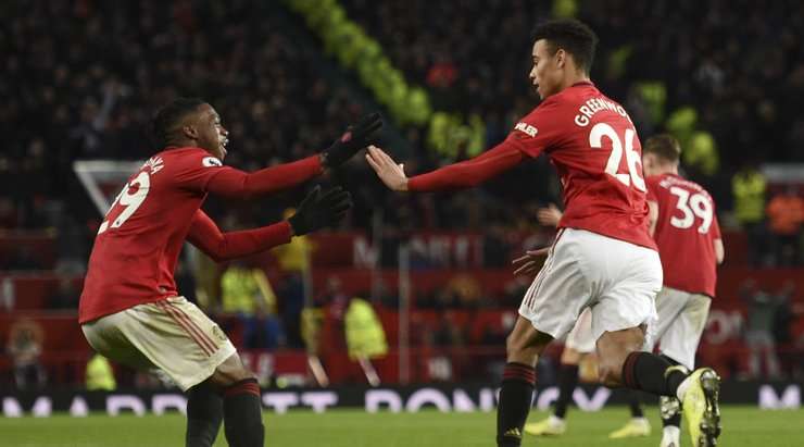 Vào! Đường kiến tạo xuất sắc của Daniel James mở ra rất nhiều khoảng trống cho Mason Greenwood (Manchester United) ở ngoài rìa vòng cấm. Quan sát thấy thủ môn đang lên cao, cầu thủ này lạnh lùng tỉa bóng chính xác vào góc dưới bên phải khung thành. Tỉ số là 1:1.