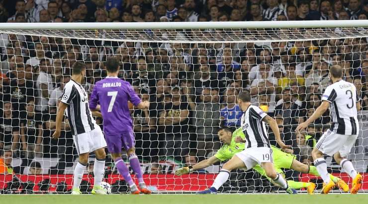 Vào - 0:1! Cristiano Ronaldo (Real Madrid) tung một cú sút từ rìa vòng cấm và ghi bàn vào góc trái phía dưới. Daniel Carvajal kiến tạo thành bàn.