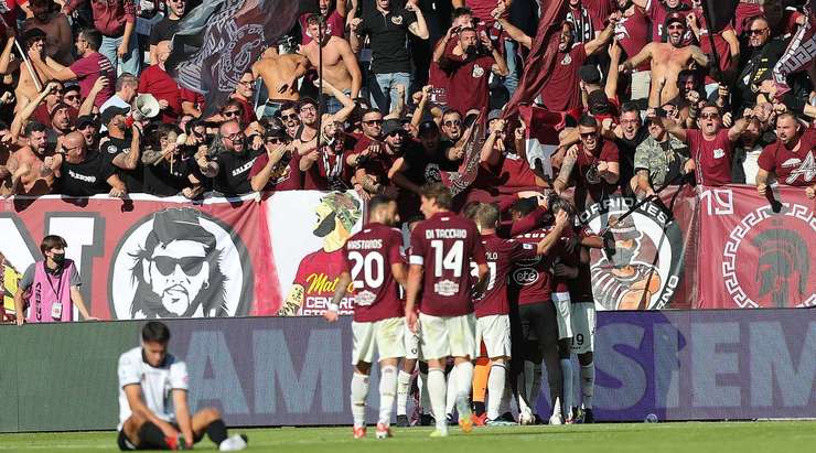 Vào! Simy (Salernitana) sút bóng bật ra đi chìm vào chính giữa khung thành sau khi bóng đến chỗ anh ấy trong vòng cấm. Tỉ số là 0:1.