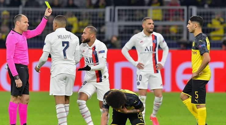 Antonio Mateu Lahoz rút thẻ vàng cho Neymar (Paris SG).