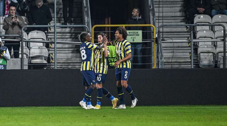 Bóng bật ra và đến chân của Arda Guler (Fenerbahce) ở ngay bên ngoài vòng cấm. Anh không hề do dự và tung một cú sút căng vào giữa khung thành, đánh bại thủ môn Georgi Bushchan. Tỉ số bây giờ là 0:1.