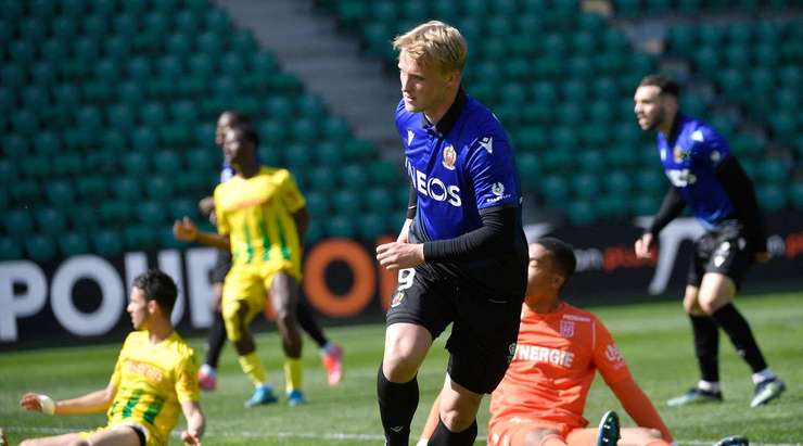 Vào! Kasper Dolberg (Nice) đã có mặt đúng lúc đúng chỗ để lấy bóng bật ra trong vòng cấm, và anh ấy sút bóng vào bên trái khung thành. Tỉ số là 0:2.