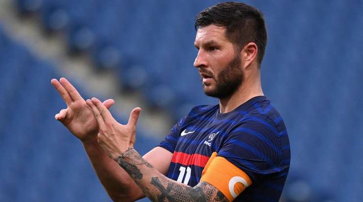 Bóng đã nằm trong lưới! Randal Kolo Muani chuyền bóng như đặt cho Andre-Pierre Gignac (Pháp) để cầu thủ này thoát xuống một vị trí rất sâu trong vòng cấm và đánh bại thủ môn một cách gọn gàng. 1:1!
