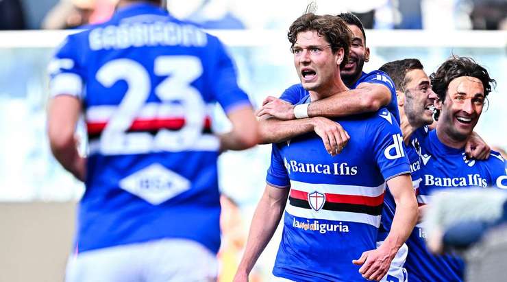 Đó là một bàn thắng! Sam Lammers (Sampdoria) xuất sắc đón một quả tạt trong vòng cấm và đánh đầu hoàn hảo làm tung nóc lưới khung thành đối phương.
