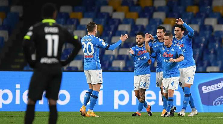 Hirving Lozano (Napoli) nhận đường chuyền từ đồng đội và anh không hề do dự tung một cú sút không thể cản phá vào góc cao bên phải khung thành.