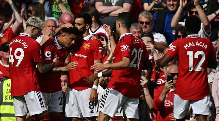 Vào! Jadon Sancho (Manchester United) sút bóng bật ra vào góc phải phía dưới sau khi bóng đến chỗ anh ấy trong vòng cấm. Tỉ số là 1:1.