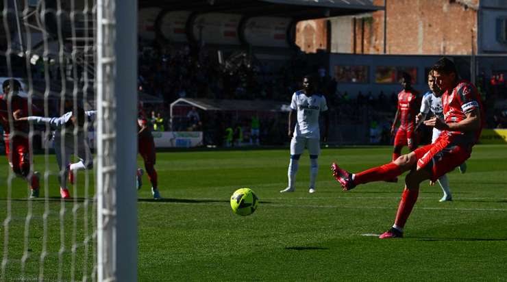 Vào! Daniel Ciofani (Cremonese) sút tung lưới thủ môn đối phương sau khi anh này đã phán đoán và đổ người sai hướng!
