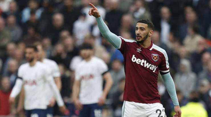 VÀO - 2:1! Quả phạt góc đến và Craig Dawson chạm nhẹ bằng đầu tới chỗ Mohamed Said Benrahma (West Ham), người không mắc một sai lầm nào để sút bóng vào lưới.
