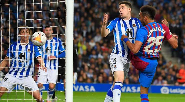 Vào! Ferran Torres thực hiện một đường chuyền bổng tuyệt vời và Pierre-Emerick Aubameyang (Barcelona) đón nó để dứt điểm với một cú đánh đầu vào lưới trống. Tỉ số là 0:1.
