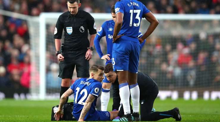 Có vẻ như Lucas Digne (Everton) đang gặp khó khăn sau khi bị choáng. Chúng ta sẽ xem liệu anh ấy có thể vượt qua không.