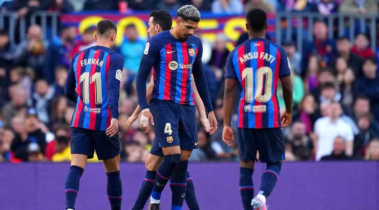 Ronald Araujo (Barcelona) dường như đã không tin vào mắt mình khi nhìn thấy tấm thẻ đỏ trên tay của trọng tài!